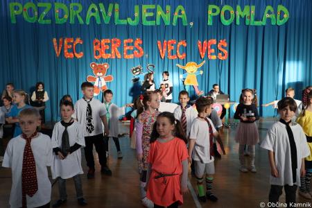 Otroci Osnovne šole Marije Vere so pozdravili pomlad in se spomnili knjižnih junakov (22)